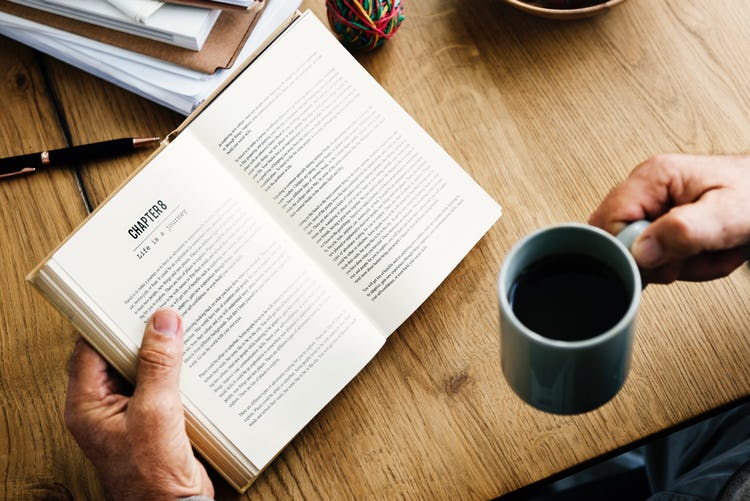 Choosing the right chapter length is about balancing reader engagement with the pacing of your story. It's a strategic choice, not just a word count.